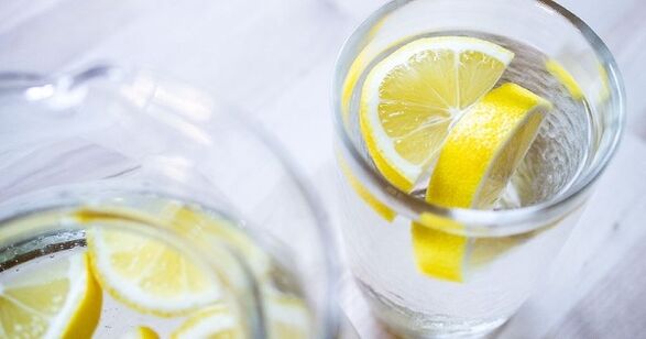 Door citroensap aan water toe te voegen, wordt het gemakkelijker om je aan een waterdieet te houden. 
