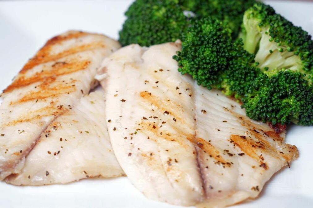 Gebakken of gekookte vis is een stevig gerecht op het dieetmenu van Osama Hamdiy