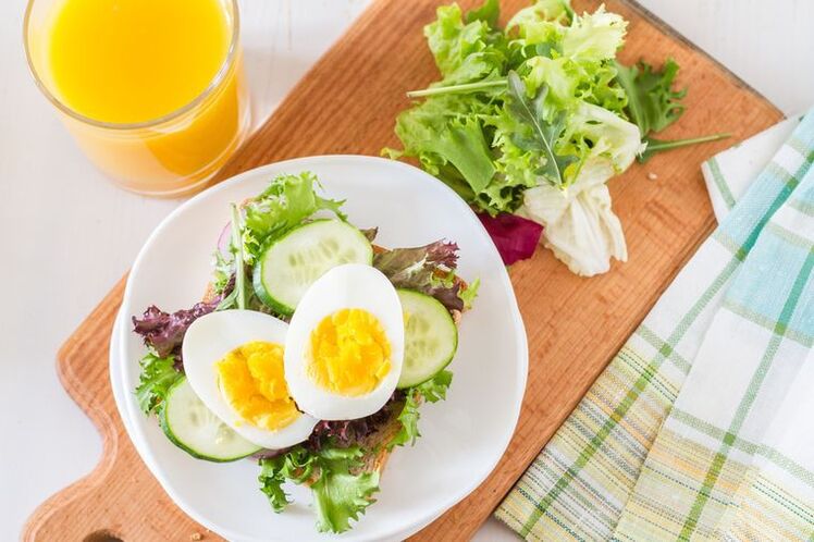 Komkommer en gekookte eiersalade