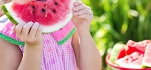 meisje dat watermeloen eet