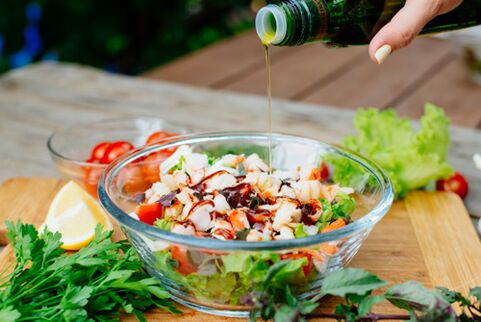 salade van kruiden en groenten voor een goede voeding