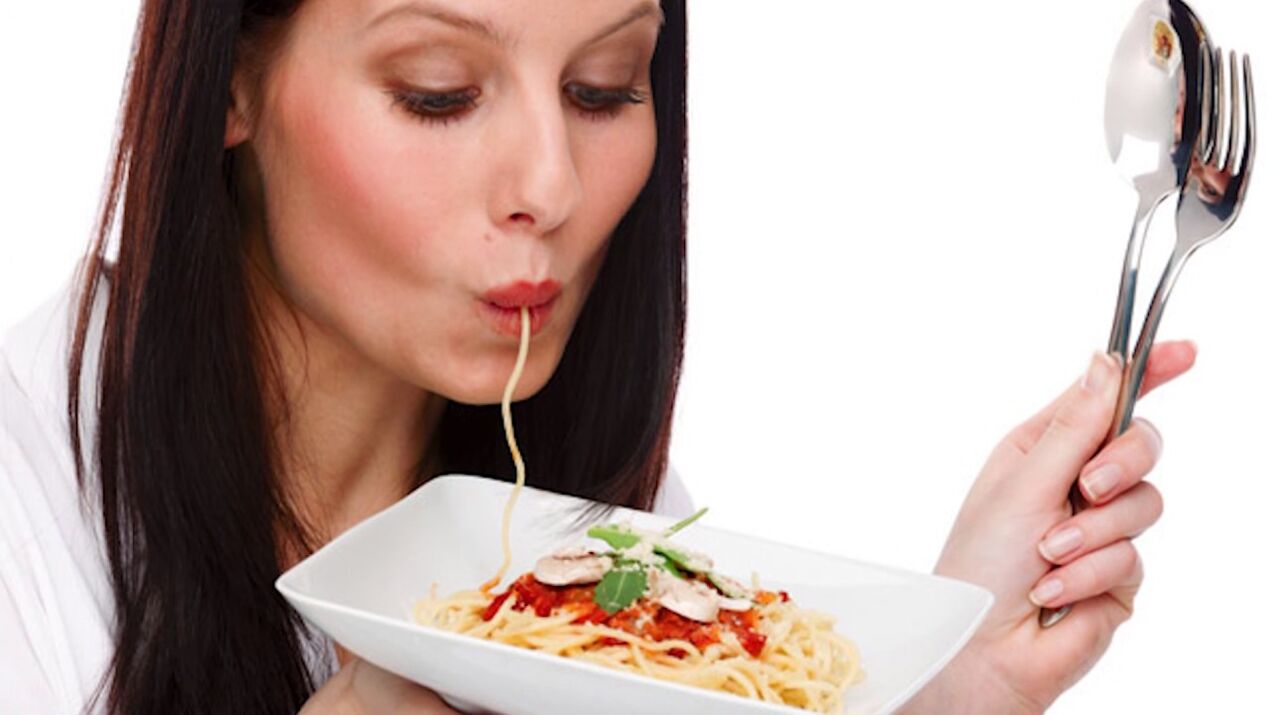vrouw die spaghetti eet om buik af te slanken