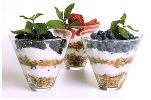 havermout met yoghurt en bessen voor goede voeding en gewichtsverlies